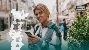Mulher a utilizar um telemóvel, com o mapa de Portugal ao fundo, simbolizando conectividade da DSTelecom em todo o país.