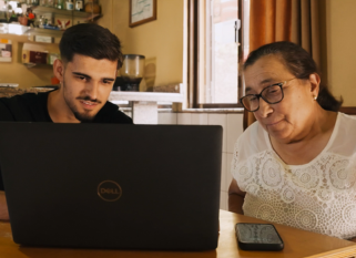 jovem a ensinar senhora a utilizar a internet