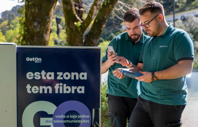 técnicos no armário de rua