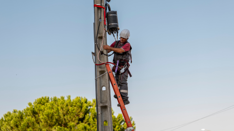 técnico dstelecom em cima de poste