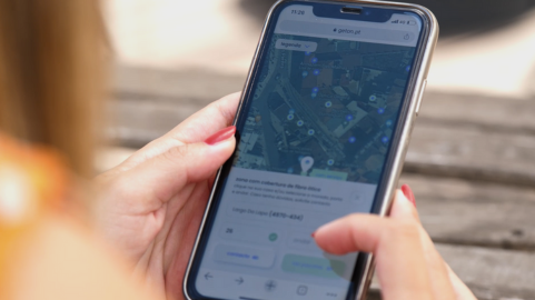+essoa no telemóvel a navegar no site da GetOn