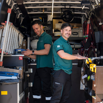equipa dstelecom em registo de trabalho na carrinha