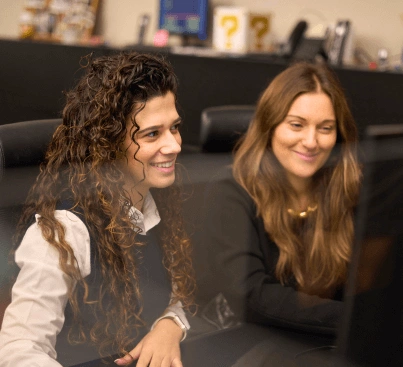 ambiente colaborativo com trabalhadores a sorrir
