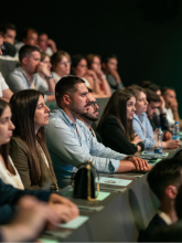 Colaboradores a ver apresentação da dstelecom