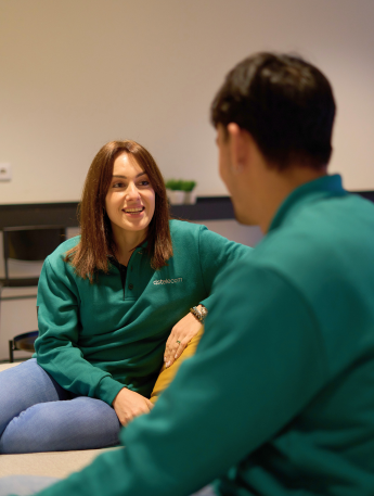 trabalhadores a conversar com camisola dstelecom
