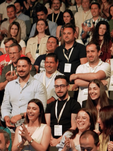 trabalhadores a sorrir num evento da empresa