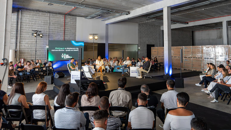 Colaboradores a ver apresentação da dstelecom